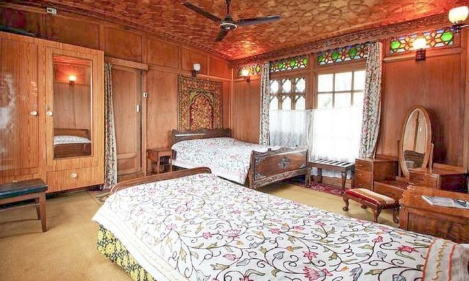 Nagin Bagh Boat Rental | Room in a houseboat on Nigeen Lake, by GuestHouser 4846