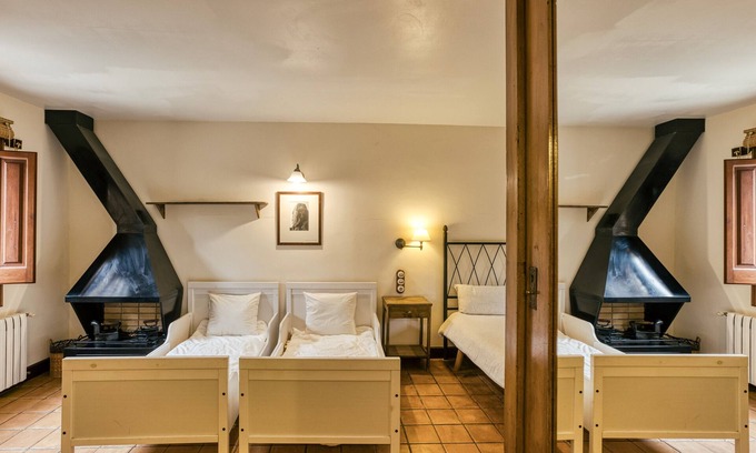 Pujals dels Pagesos Apartment | Room 'Mestral' with Shared Pool, Wi-Fi and Air Conditioning