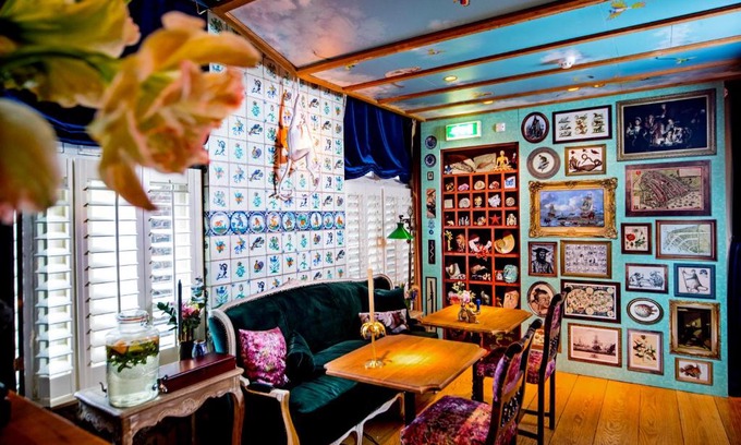 Amsterdam City Centre Hotel | Rosalia's Menagerie Cocktail bar & InnUpstairs