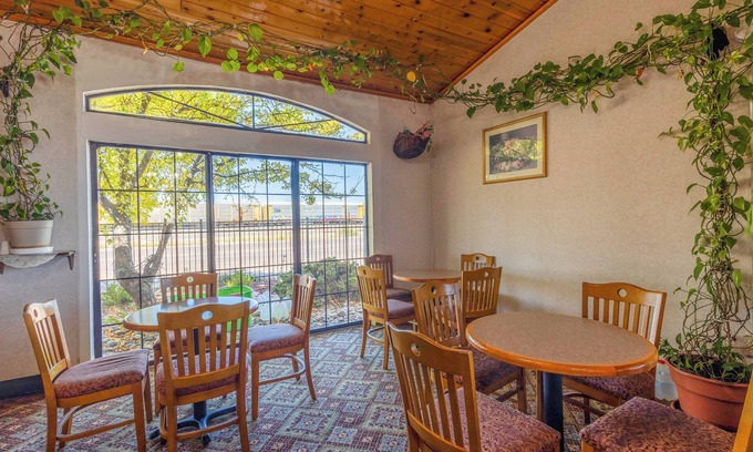 Allison Hotel | Royal Holiday Motel By Belvilla Gallup I-40