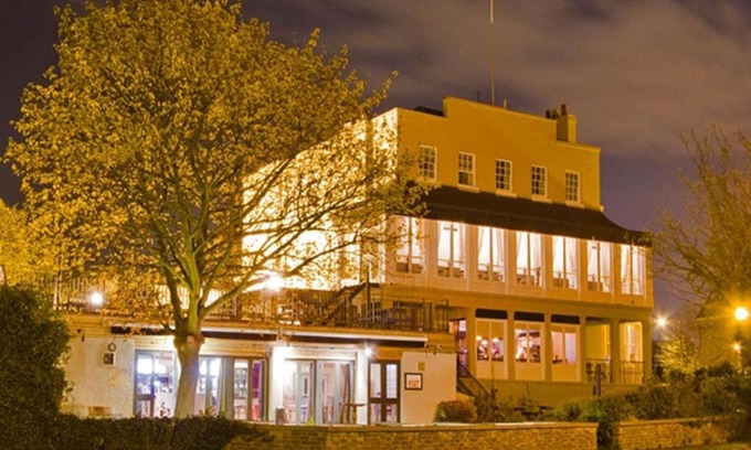 Purfleet Hotel | Royal Hotel, Bar & Grill