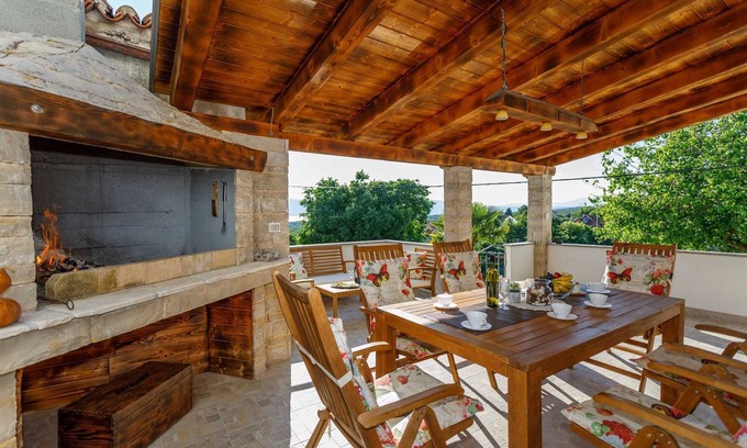 Pinezici Apartment | Rustic apartment EVELIN close to the beach