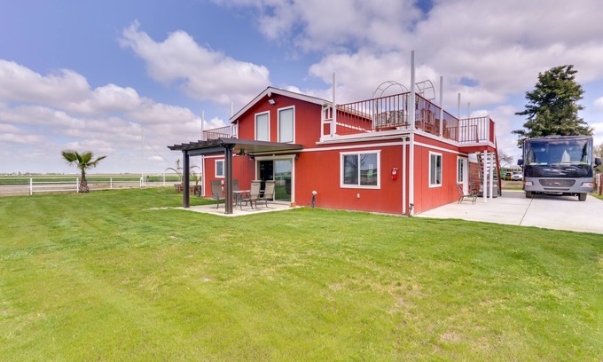 Tulare House | Rustic California Vacation Rental w/Rooftop Patio