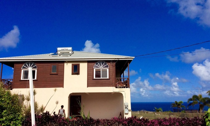 Newcastle Apartment | Rustic Farmhouse Stay 1 bedroom self contained apartment