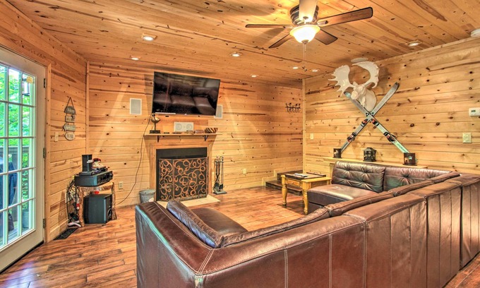 Chalet Village Cottage | Rustic Gatlinburg Chalet w/Hot Tub: 2 Mi to Town