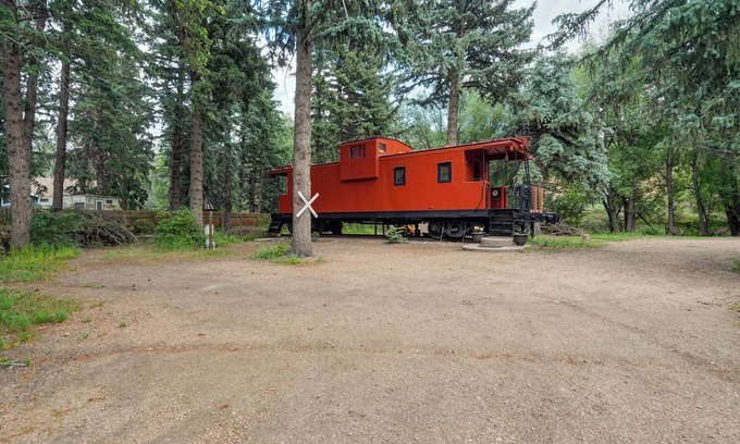 Cascade House | Rustic Railway Retreat - Historic caboose - 10 min from Colorado Springs