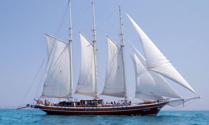 Hulhule Boat Rental | Sailboat with 3 masts in the Maldives for 12 people