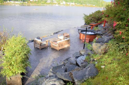 Ucluelet Hotel | Salt Loft - Oceanfront, Hot Tub And Firepit!