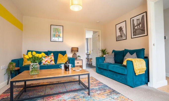 Ashby-de-la-Zouch House | Saltbox Stays - 3 Bed with off-street parking, fast Wifi, sleeps 7, Central location