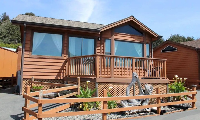 Smith River Cabin | Sand Castle - Ocean Cabin 25 W Private Jacuzzi (Private Beach Owned by White Rock Resort)