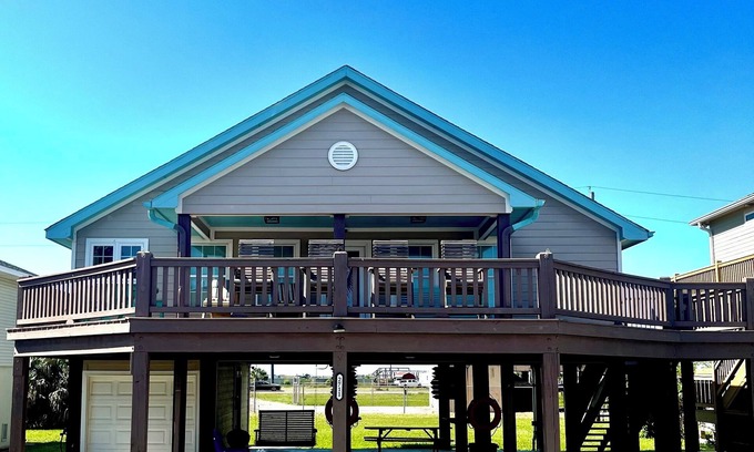 Port Bolivar House | Sandy Blue Heaven – Relaxing Beach Getaway Large Deck, Family, & Pet Friendly