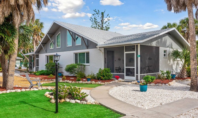 Sanibel Cottage | Sanibel Shores B1, Walking Distance to Beach (0.5 mile), 4 night minimum