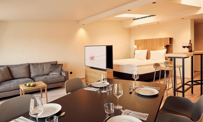 Schwabing-Ost Hotel | Schwabinger Wahrheit by Geisel