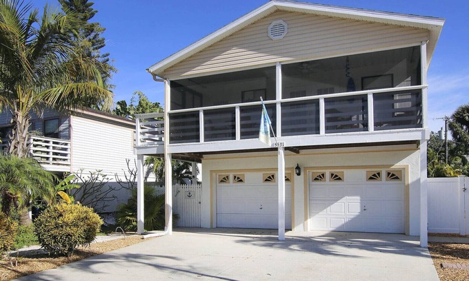 Mid Island House | Sea Breeze Palmetto Home. Heated Pool, 1.5 Block from Beach