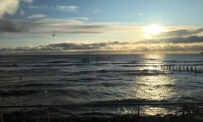 Newcastle Apartment | Seafront Spacious 3 bedroom Apartment with private secure parking and free wi-fi