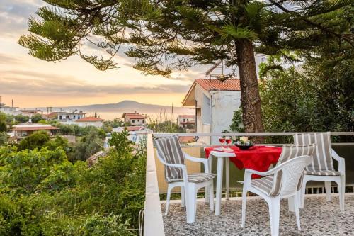 Avia Apartment | Seaside Family Haven - Avia's Spacious Getaway