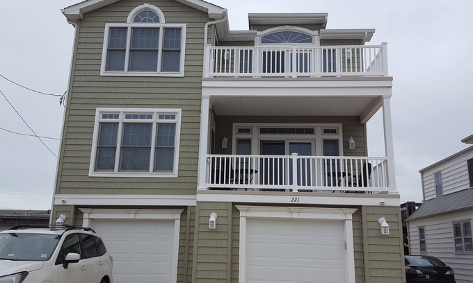 Seaside Heights Apartment | Seaside Heights-Family Friendly Lower Unit 3 bed rms 2 baths Sleeps 6.