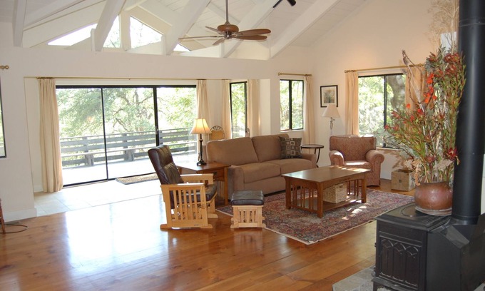 Mariposa House | Secluded getaway in the Oaks and Pines with meandering Deer