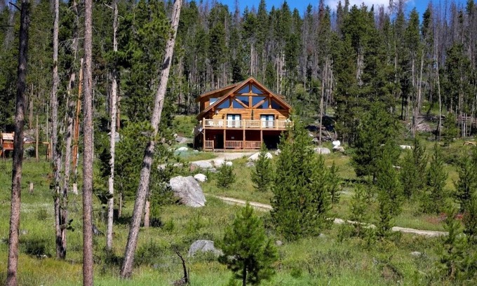 Grand Lake Cabin | Secluded Log Cabin-Lake Mtn Views 7acres Hot Tub by RMNP ping pong, shuffleboard