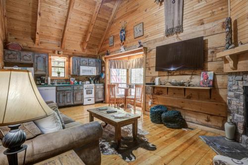 Gatlinburg - Pigeon Forge House | Secluded Sevierville Cabin with Hot Tub!