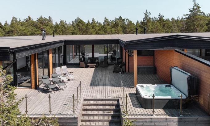 Taivassalo Villa | Seija's Modern Secluded Villa with Jacuzzi & Sauna