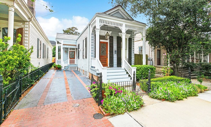 Audubon House | Separate-Entrance Exclusive Use Guest Suite-steps to Magazine St. & St. Charles