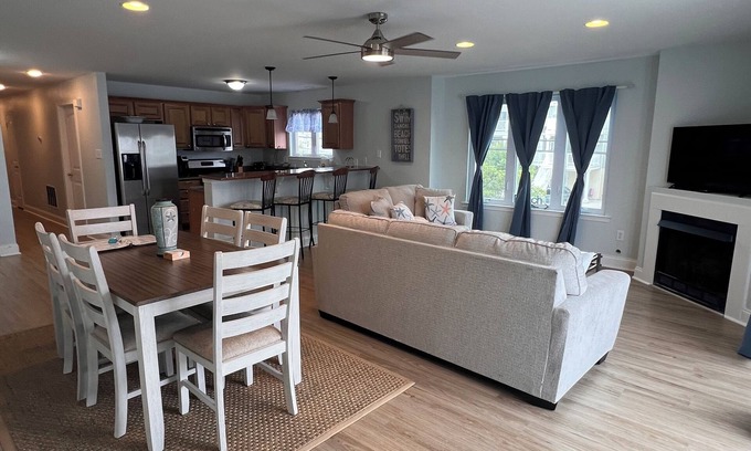 North Wildwood Condo | September dates 4Bd 3Bath, two-level condo Sleeps 14 dog friendly
