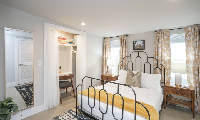 McFerrin Park House | Serene Guest House - Foodie Oasis - Walk to Folk, Audrey, Red-Headed Stranger!