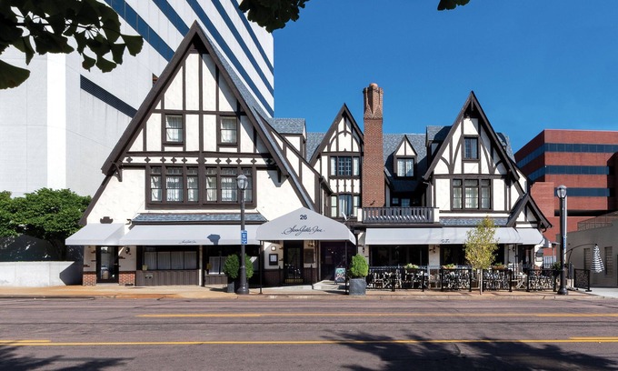 Downtown Hotel | Seven Gables, St. Louis West, a Tribute Portfolio Hotel