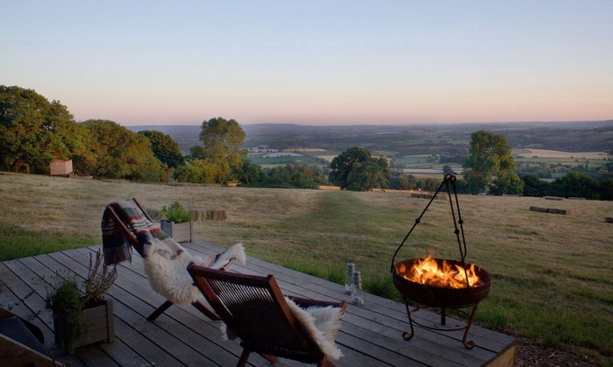 Kingston St Mary Cabin | Shepherd Hut with free Hot Tub, Wifi and Breakfast Hamper.