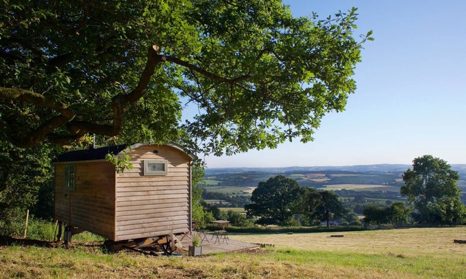 Kingston St Mary Cabin | Shepherd Hut with free Hot Tub, Wifi and Breakfast Hamper.