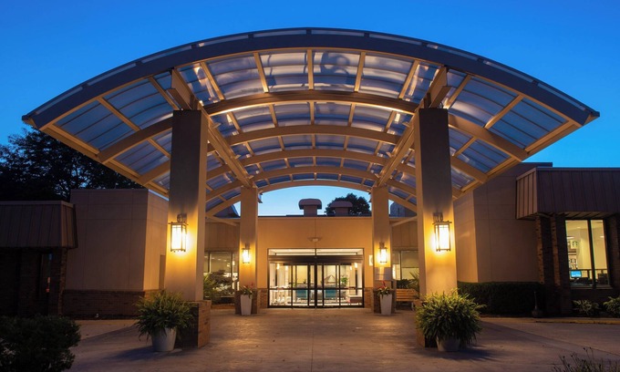 Brookfield Hotel | Sheraton Milwaukee Brookfield Hotel