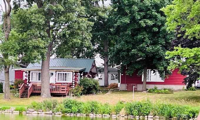 Shipshewana Cabin | Shipshewana, AmishCountry, 2 neighboring spaces. Sleeps up to 12.