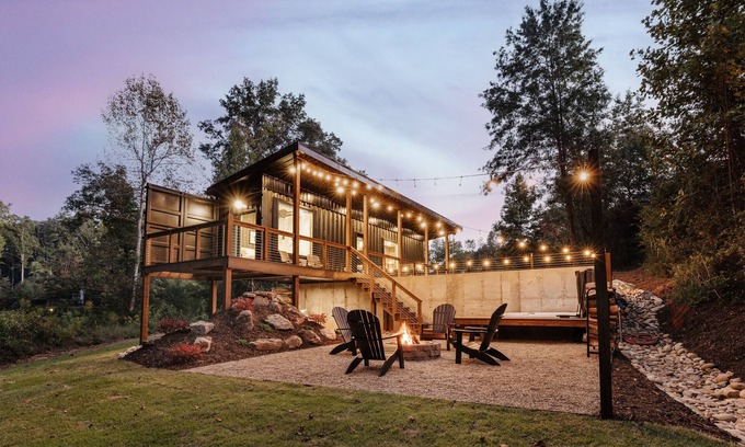 Columbus House | Shipyard 2.0 | HOT TUB, Waterfall, Fire Pit + Hammock!