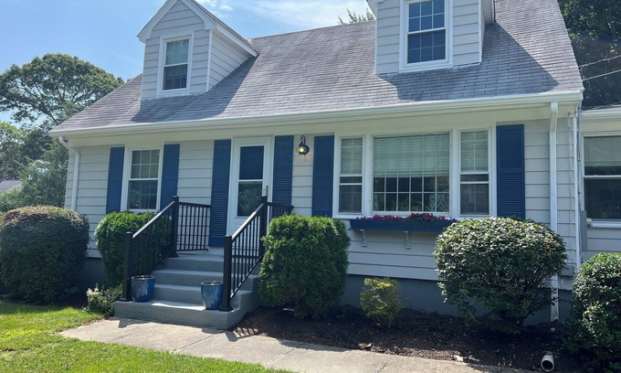 West Falmouth House | Short walk to Old Silver Beach!