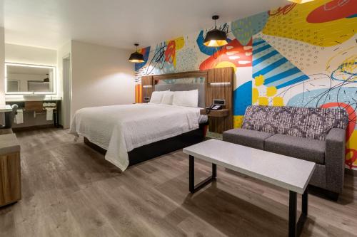 Woodlake - Briar Meadow Hotel | Signature Inn Houston Galleria