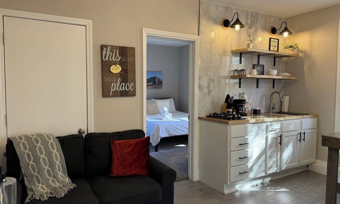 Valparaiso Apartment | Skylar Comfy 1-bedroom Apartment in Valparaiso University Short Term Stays