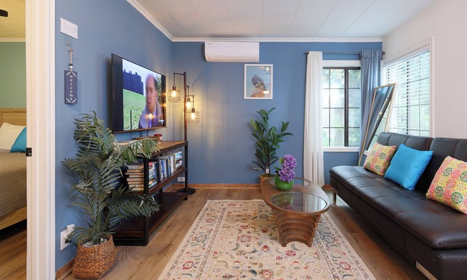 Santa Ana Apartment | Sleek Broadway 2B2B 10 mins. away to Disneyland