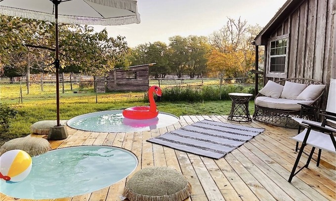 Bryan Cabin | Sleeps 10! Country Cabin w/Playground, Hammock & Chickens