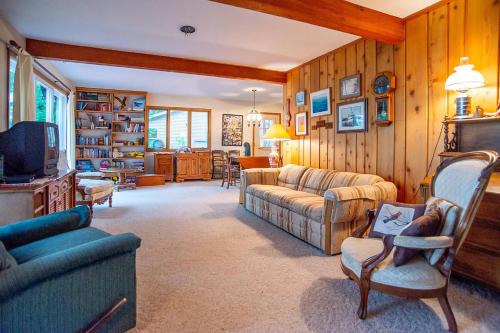 Indian River House | Smith Family Cottages- Lake House
