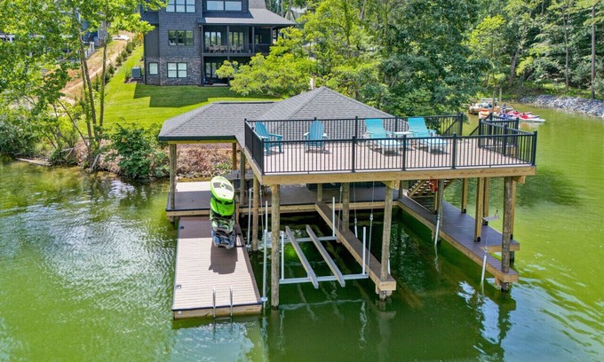 Moneta House | SML Sunset Escape~7 Bedroom/5 Bath~Sleeps 18~Hot Tub~Fire Pit~Private 2 Slip Dock~Pet Friendly