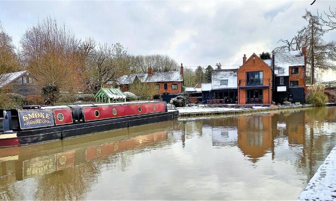 Little Witcombe Boat Rental | Smoke (Rowington Narrowboats)
