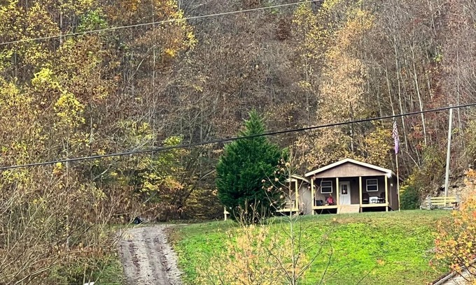 Matewan Cabin | SMUGGLERS RUN: Cozy Cabin, quick & easy access to Hatfield-McCoy trail heads.