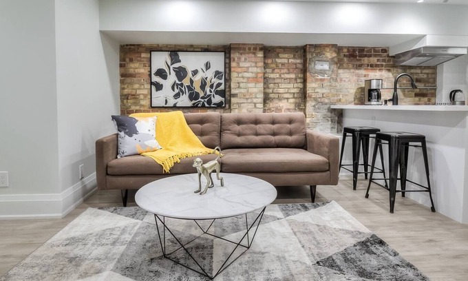 Cabbagetown South Apartment | Snazzy 2BR Suite near Dundas Square