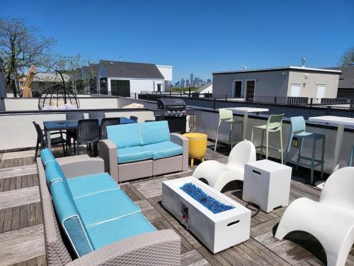Oak Cliff House | Social House with Downtown View Terrace & King bed & 2-car garage parking!