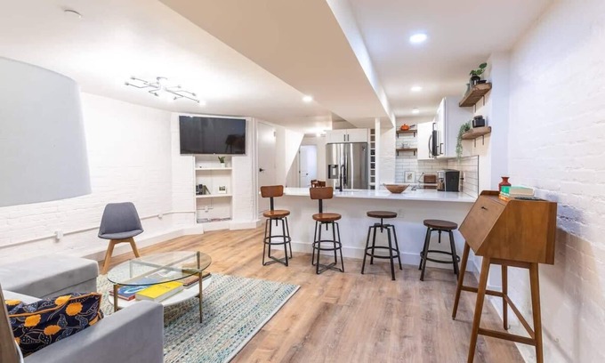 Dupont Circle Condo | Sojourn in DuPont Circle: Modern Meets Historic