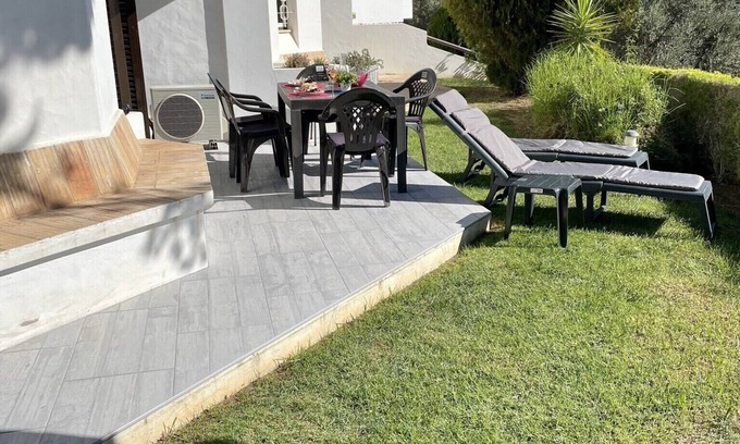 Alpouvar Apartment | South Facing ground floor Apt with gardens , Free Strong Fibre WI-Fi & Air Con