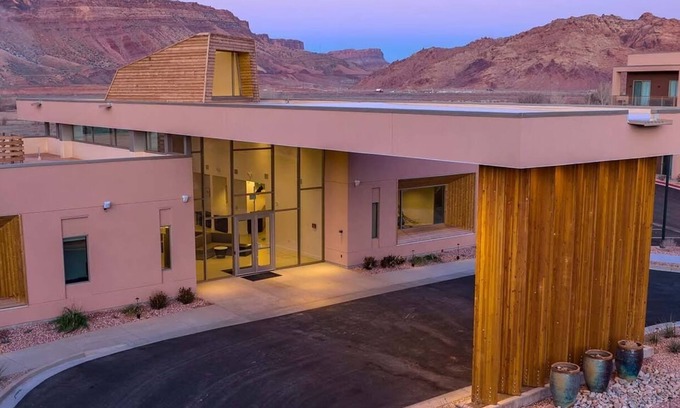 Moab Condo | Spacious 2-bedroom condo in Magical Moab with AC, fitness room
