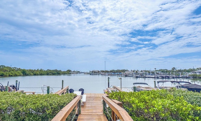 New Smyrna Beach House | Spacious 2BR Townhome in Venetian Villas