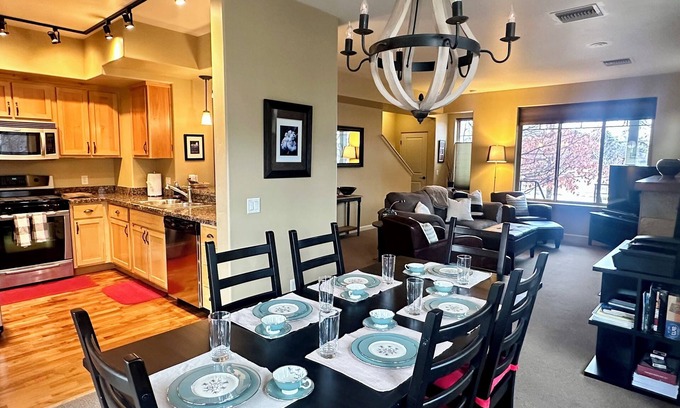Hailey House | Spacious 3 BDR Pet Friendly, Hottub, Pool